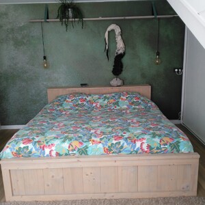 Bed van geborsteld steigerhout (glad)